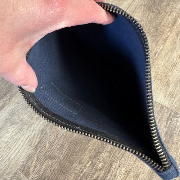 Parker Thatch Canvas Navy Pouch with Red Lip Design - Leather Zipper Pull - Picture 3 of 7